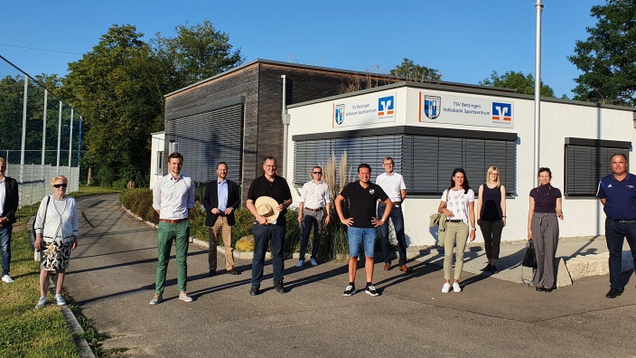 Die Mitglieder des LFA Sport und Ehrenamt vor der Geschäftsstelle des TSV Betzingen e.V.